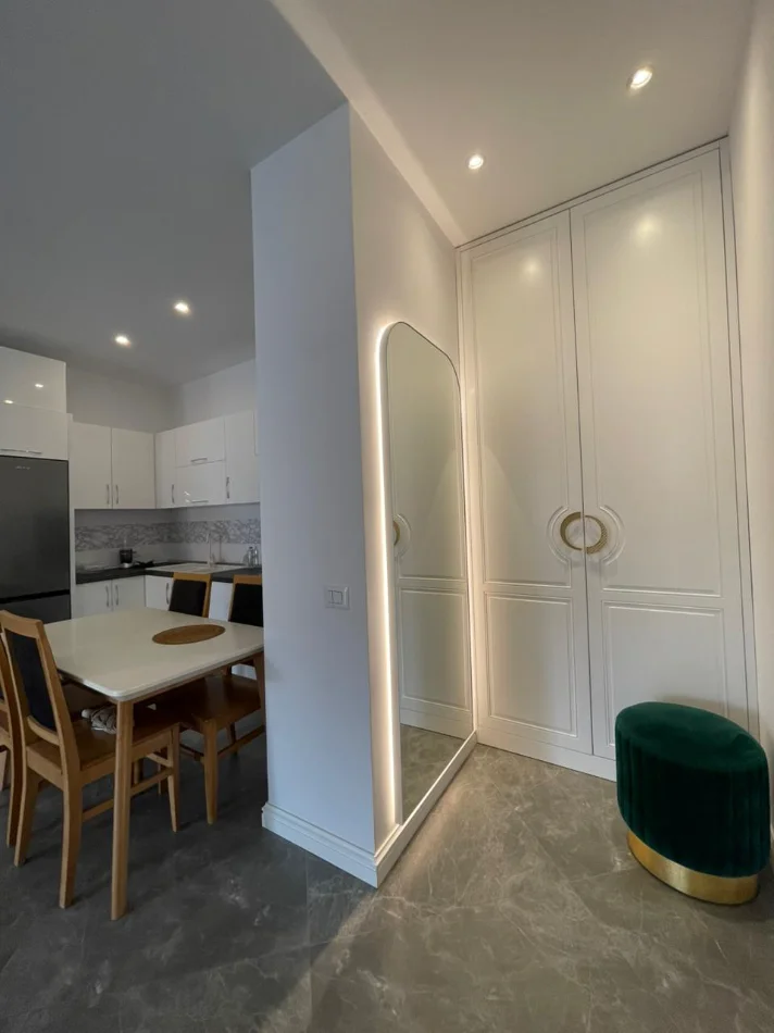 Tirane, jepet me qera apartament 2+1+Ballkon Kati 5, 1.350 € (Kompleksi Delijorgji)