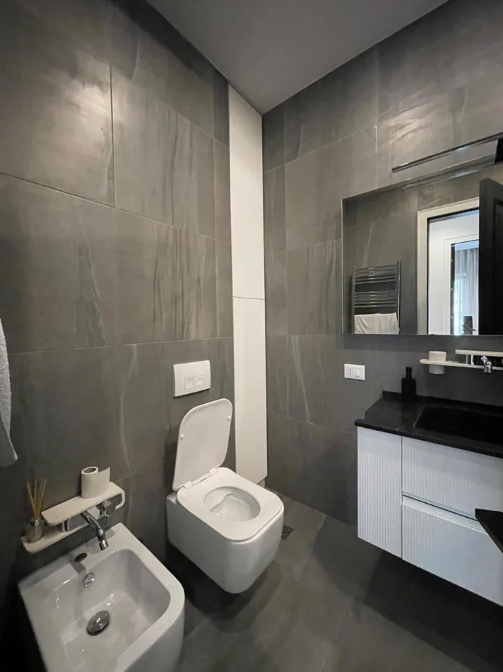 Tirane, jepet me qera apartament 2+1+Ballkon Kati 5, 1.350 € (Kompleksi Delijorgji)