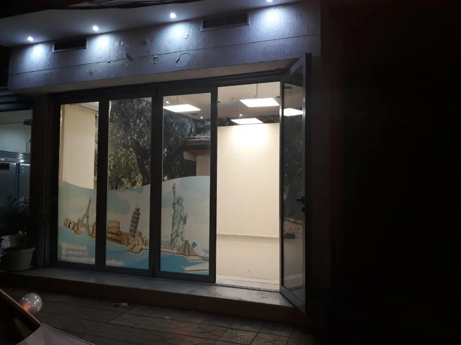 Tirane, jepet me qera dyqan Kati 0, 35 m² 300 € (KOMUNA E PARISIT)