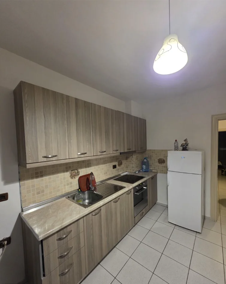 Tirane, jepet me qera apartament 1+1 Kati 3, 60 m² 400 € (TELO NDINI)