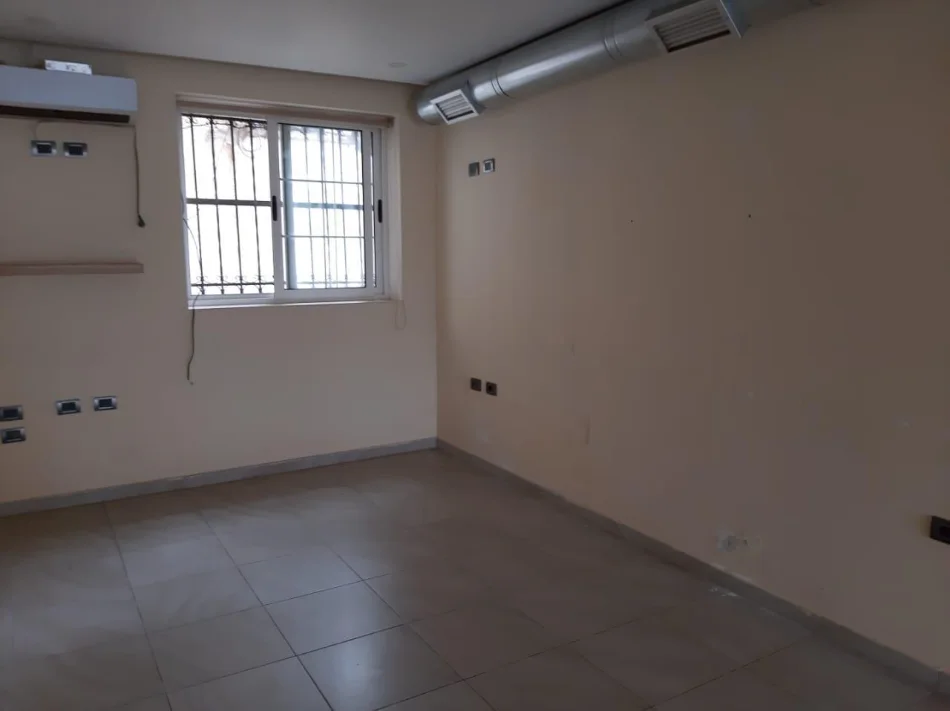 Tirane, shitet dyqan Kati 0, 60 m² 103.000 € (NJAZI MEKA)
