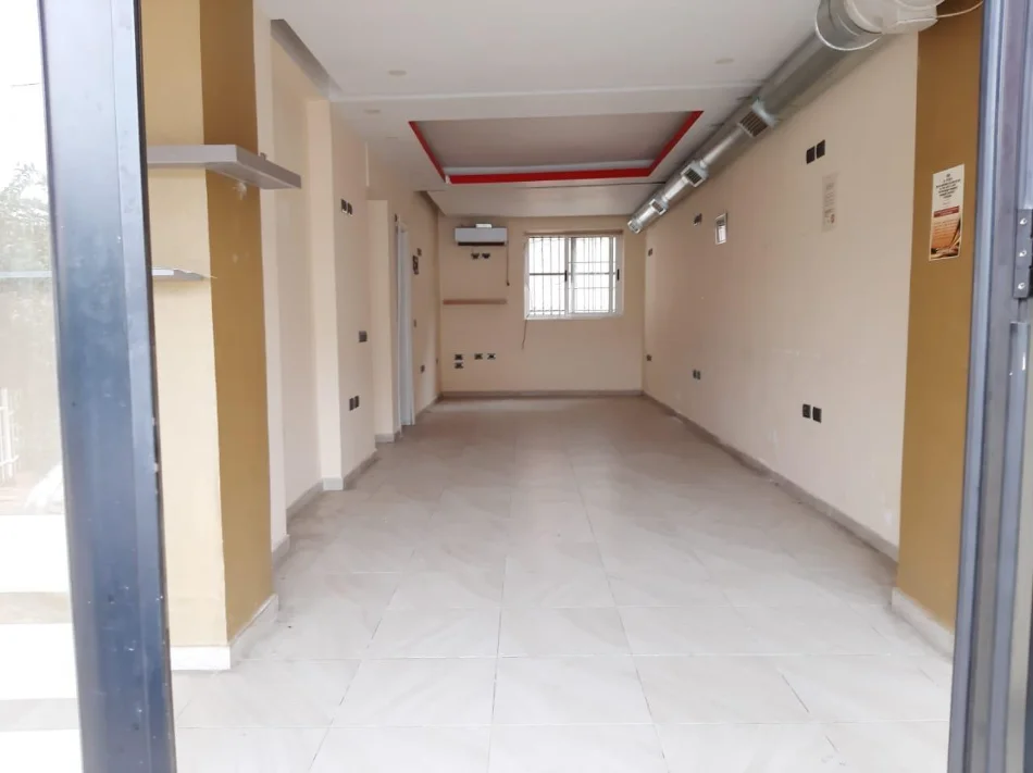 Tirane, shitet dyqan Kati 0, 60 m² 103.000 € (NJAZI MEKA)