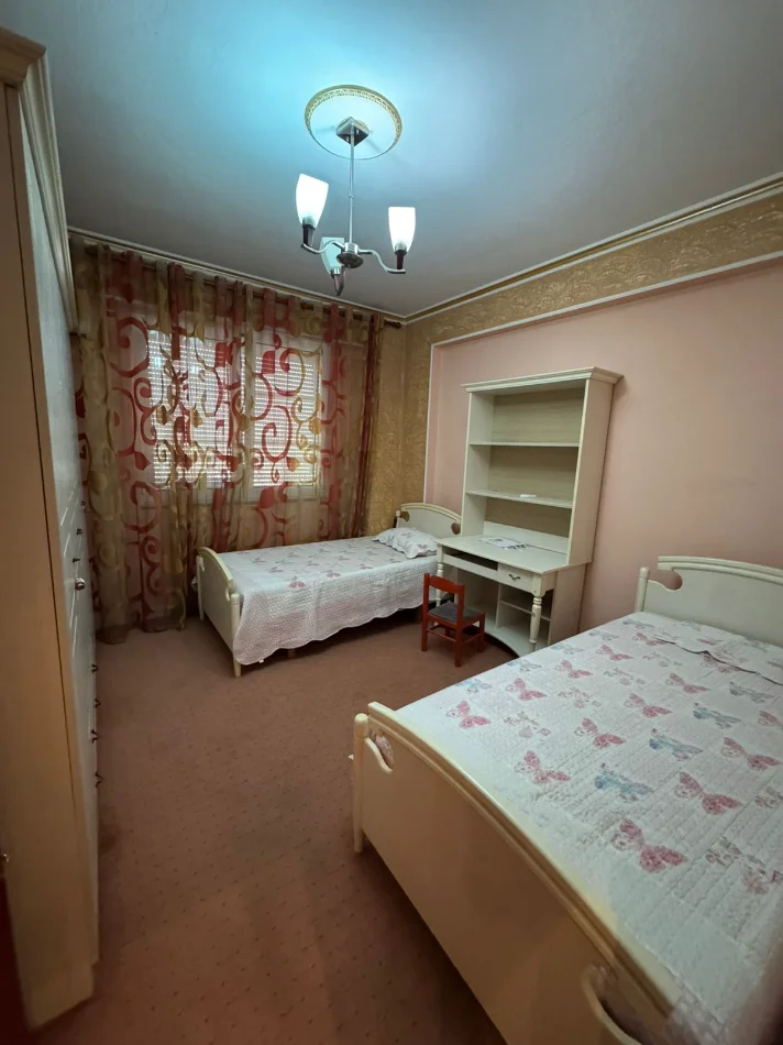 Tirane, jepet me qera apartament 3+1 Kati 8, 145 m² 800 € (KOMUNA E PARISIT)