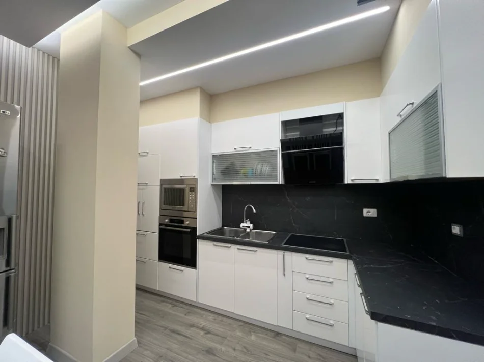 Tirane, jepet me qera apartament 3+1 Kati 2, 145 m² 850 € (Don Bosko)