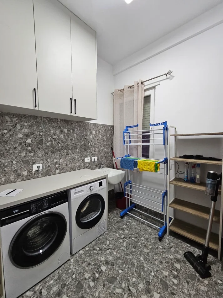 Tirane, jepet me qera Vile 3 Katshe Kati 3, 240 m² 2.500 € (TEG)