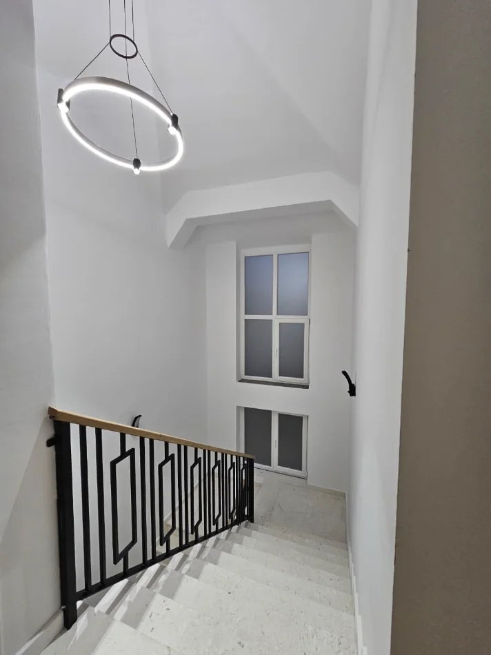 Tirane, jepet me qera Vile 3 Katshe Kati 3, 240 m² 2.500 € (TEG)
