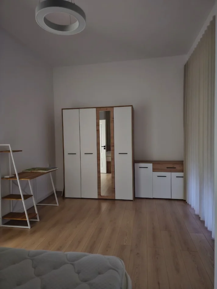 Tirane, jepet me qera Vile 3 Katshe Kati 3, 240 m² 2.500 € (TEG)