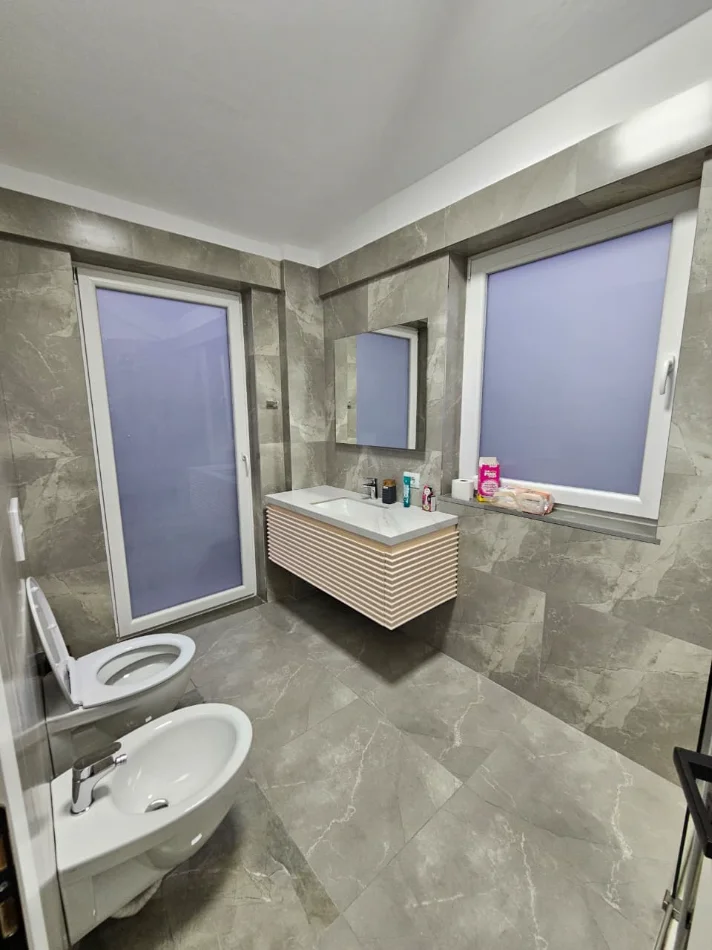 Tirane, jepet me qera Vile 3 Katshe Kati 3, 240 m² 2.500 € (TEG)