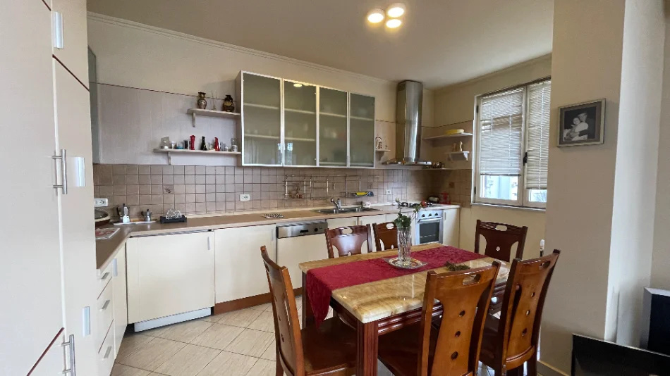 Tirane, jepet me qera apartament 2+1 Kati 8, 130 m² 850 € (myslym shyri)