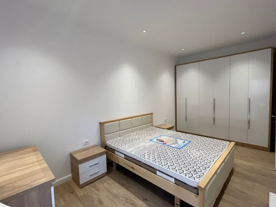 Tirane, jepet me qera apartament 2+1 Kati 1, (5 MAJI)