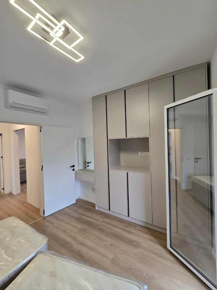 Tirane, jepet me qera 2+1 Kati 8, 150 m² 1.200 € (PRANE SHKOLLES SE KUQE)