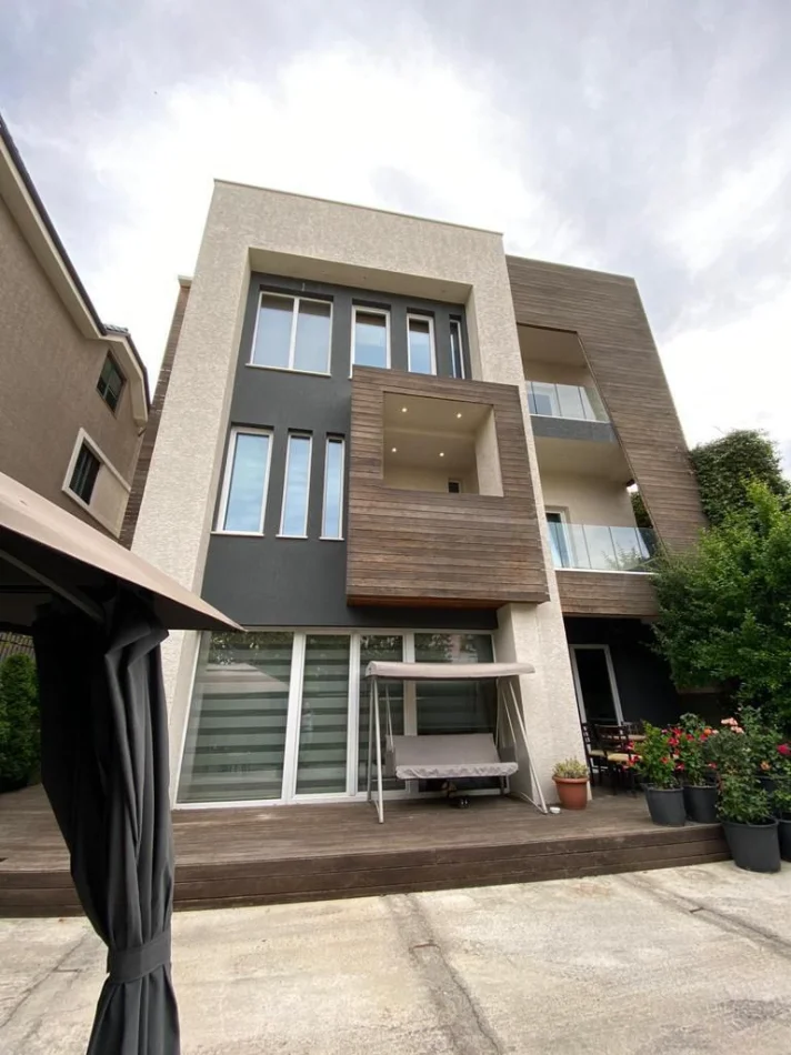 Tirane, shitet Vile 3 Katshe Kati 3, 390 m² (Prane Ambasades Amerikane)