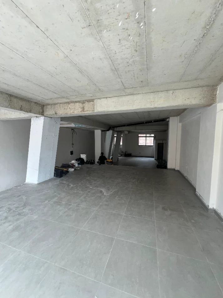 Tirane, jepet me qera zyre Kati 1, 160 m² 1.500 € (PAZARI I RI)