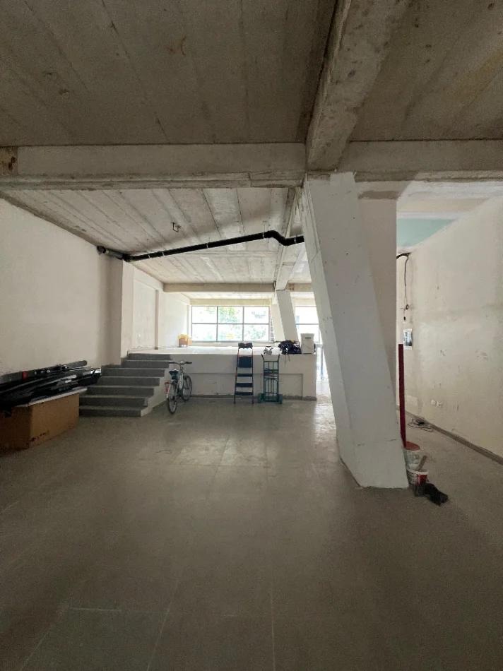 Tirane, jepet me qera zyre Kati 1, 160 m² 1.500 € (PAZARI I RI)