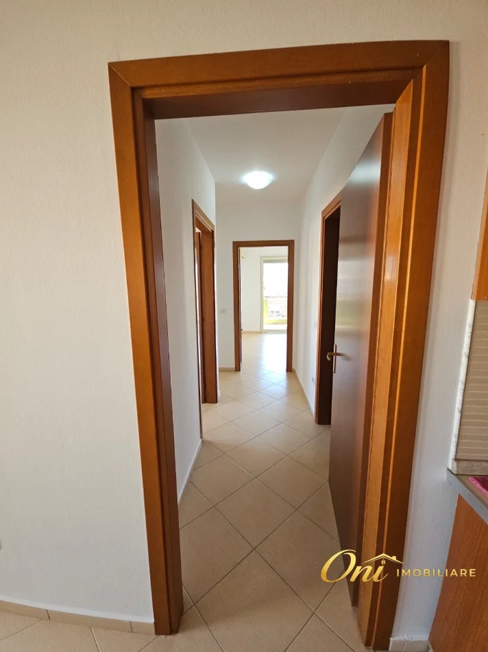 Tirane, jepet me qera zyre Kati 4, 120 m² 1.000 € (PRANE DREJTORISE SE HIGJENES)