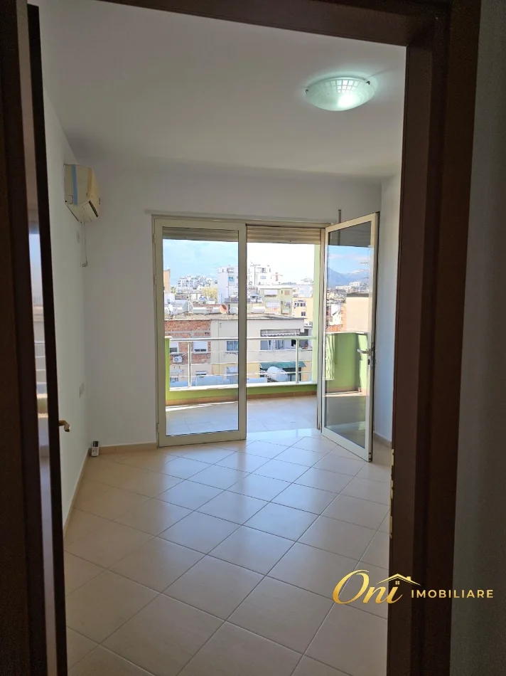 Tirane, jepet me qera zyre Kati 4, 120 m² 1.000 € (PRANE DREJTORISE SE HIGJENES)