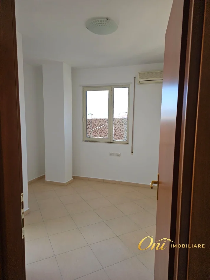 Tirane, jepet me qera zyre Kati 4, 120 m² 1.000 € (PRANE DREJTORISE SE HIGJENES)