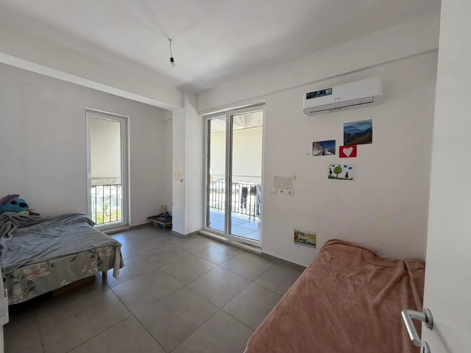 Tirane, jepet me qera apartament 3+1 Kati 3, 00 € (5 MAJI)
