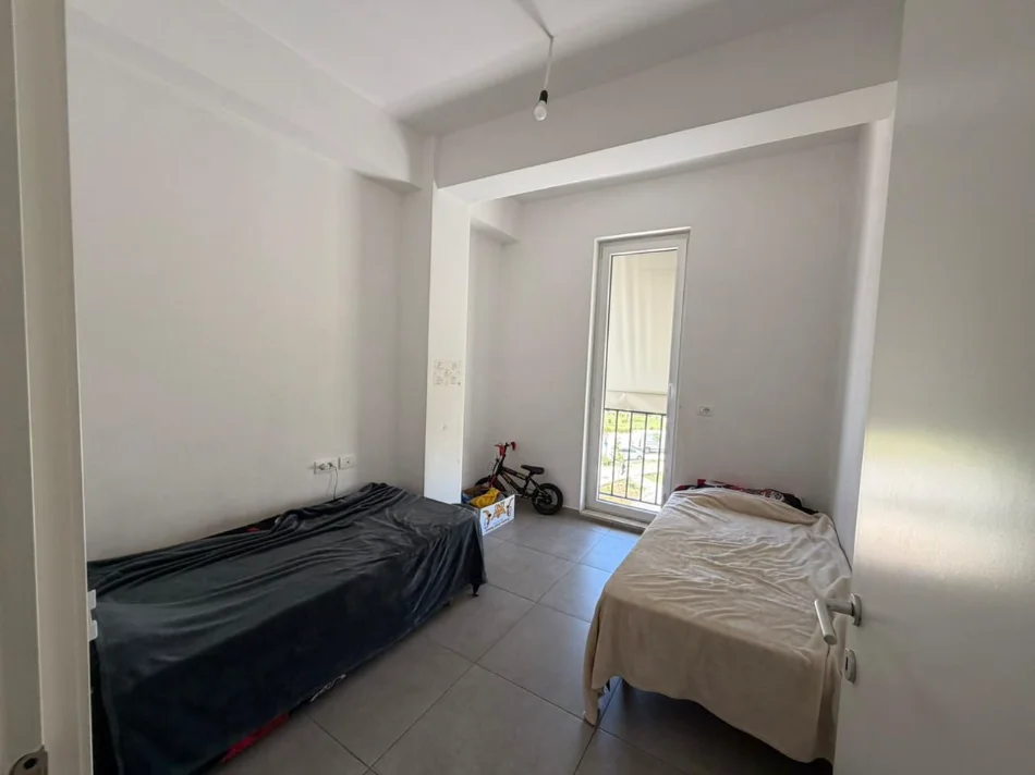Tirane, jepet me qera apartament 3+1 Kati 3, 00 € (5 MAJI)