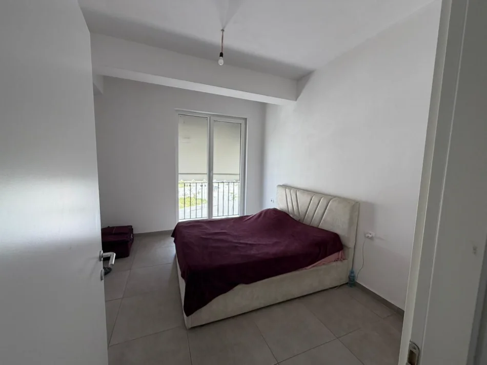 Tirane, jepet me qera apartament 3+1 Kati 3, 00 € (5 MAJI)