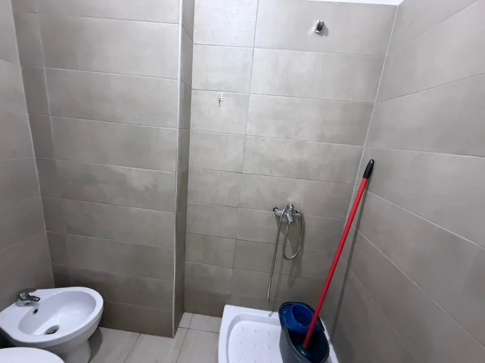 Tirane, jepet me qera apartament 3+1 Kati 3, 00 € (5 MAJI)