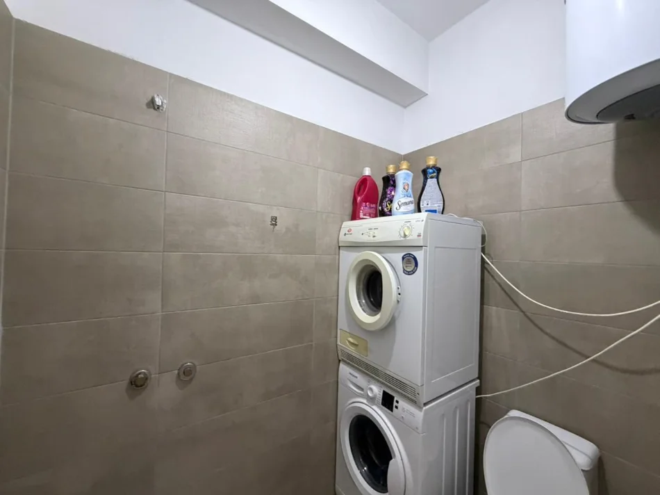 Tirane, jepet me qera apartament 3+1 Kati 3, 00 € (5 MAJI)