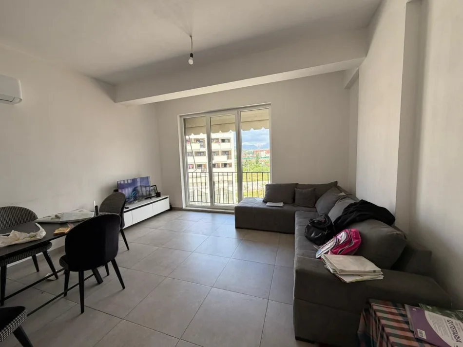 Tirane, jepet me qera apartament 3+1 Kati 3, 00 € (5 MAJI)