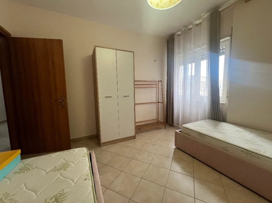 Tirane, jepet me qera apartament 2+1 , 90 m² 630 € (Selvia)