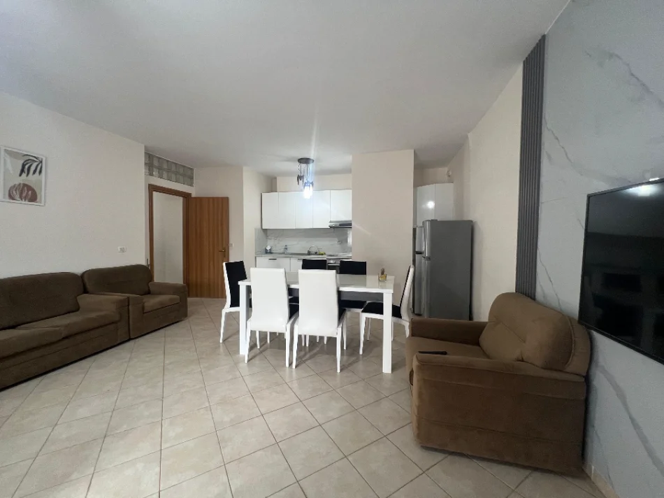 Tirane, jepet me qera apartament 2+1 , 90 m² 630 € (Selvia)