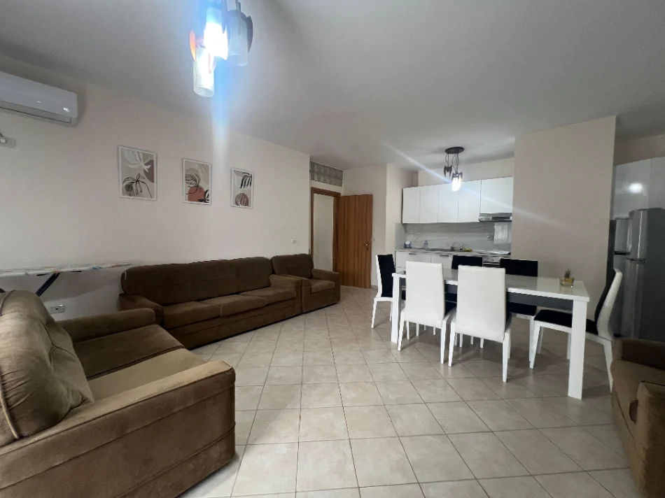Tirane, jepet me qera apartament 2+1 , 90 m² 630 € (Selvia)
