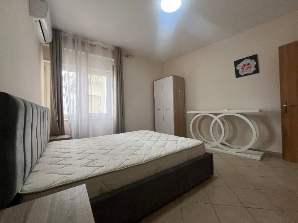 Tirane, jepet me qera apartament 2+1 , 90 m² 630 € (Selvia)