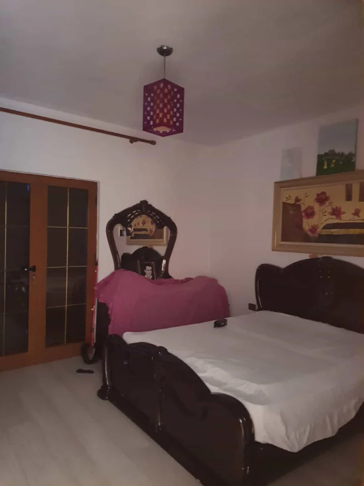 Tirane, jepet me qera Vile 5+1 , 240 m² 530 € (institut)