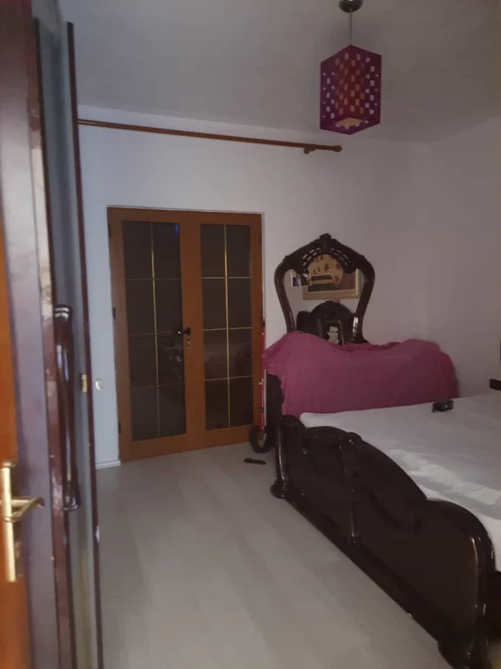 Tirane, jepet me qera Vile 5+1 , 240 m² 530 € (institut)