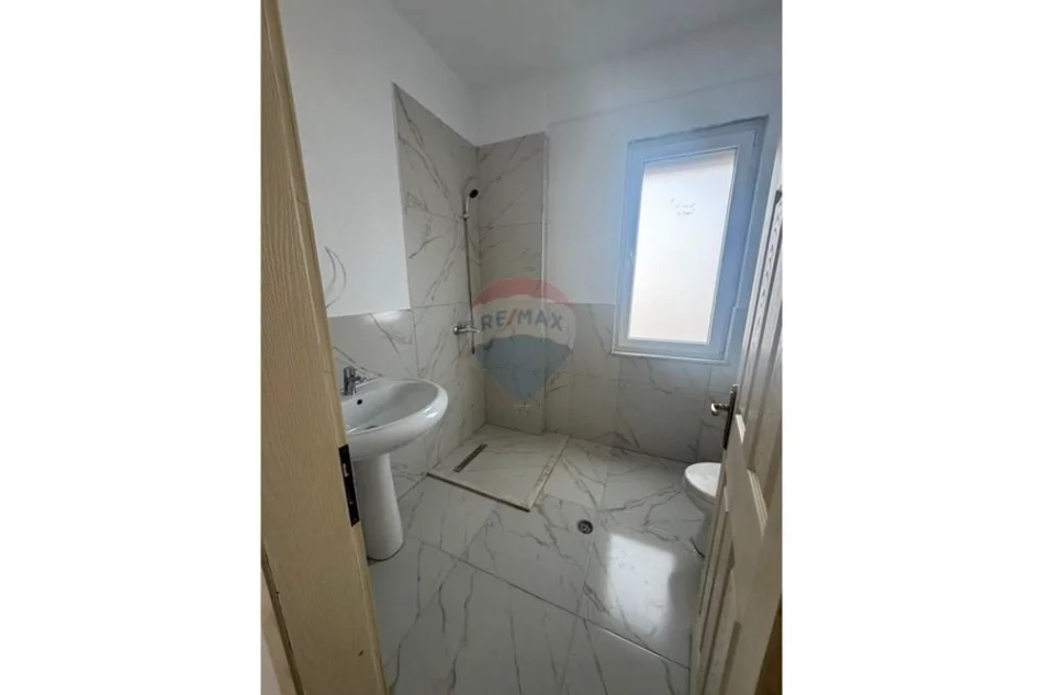 Tirane, shitet apartament 2+1+Ballkon Kamëz,Tiranë