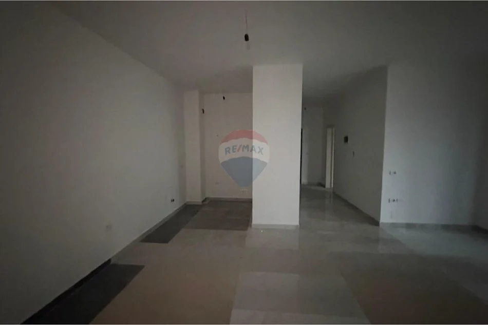 Tirane, shitet apartament 2+1+Ballkon Kamëz,Tiranë