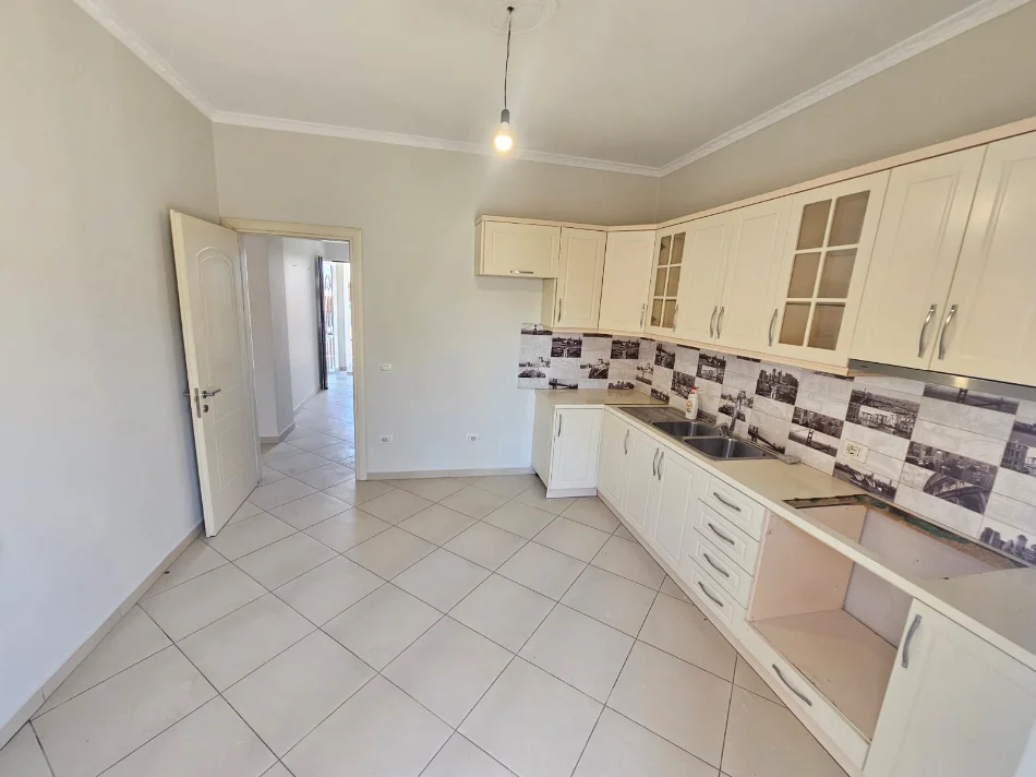Durres, jepet me qera apartament 2+1+Aneks+Ballkon Kati 2, 150 m² 350 € 