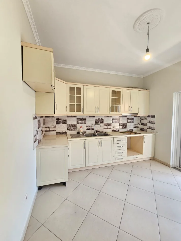 Durres, jepet me qera apartament 2+1+Aneks+Ballkon Kati 2, 150 m² 350 € 