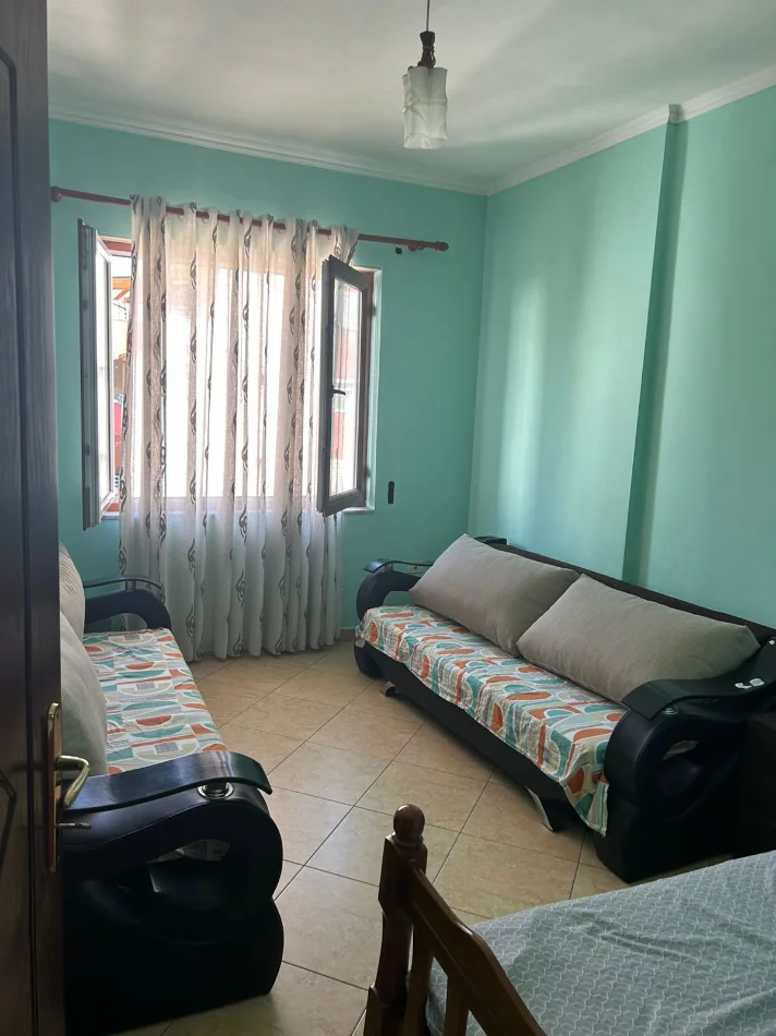Tirane, shitet 2+1+Ballkon , (Pranë Casa Italia)