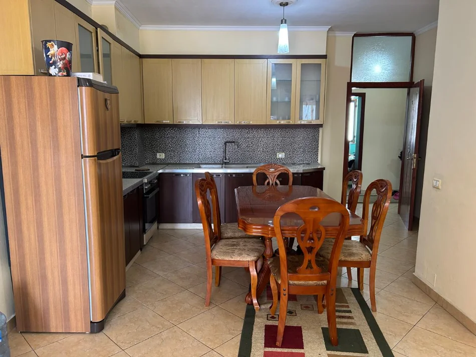Tirane, shitet 2+1+Ballkon , (Pranë Casa Italia)