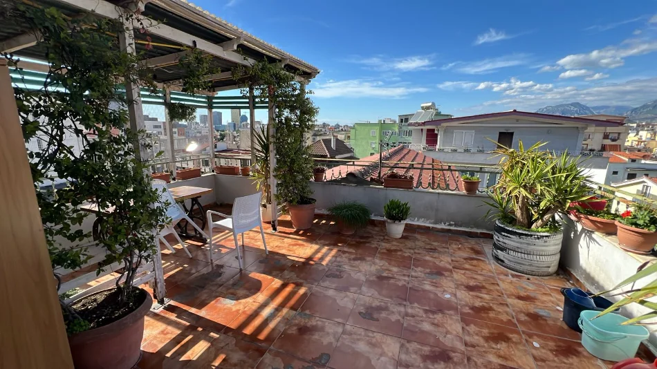 Jepet me qera apartament 2+1, Kati 3 i nje shtepie private me tarrace, 450 €