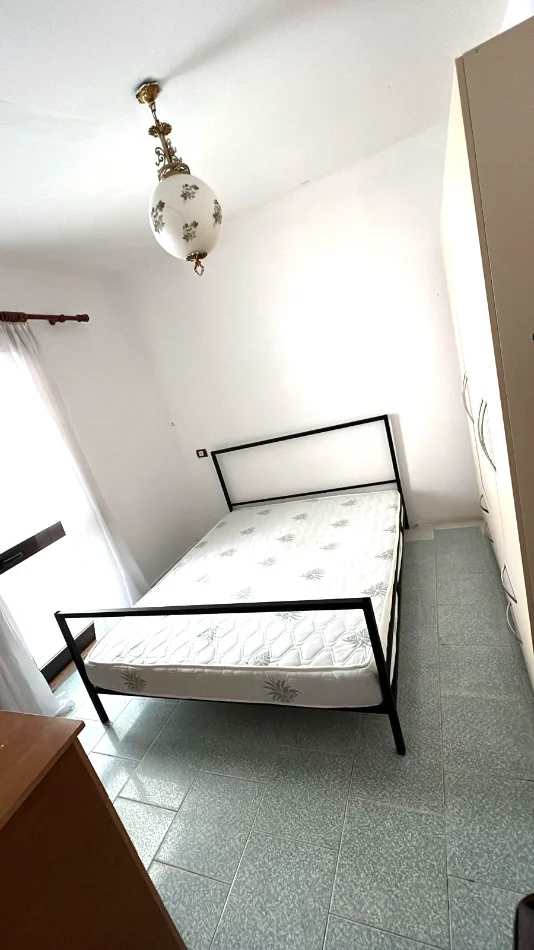 Jepet me qera apartament 2+1, Kati 3 i nje shtepie private me tarrace, 450 €