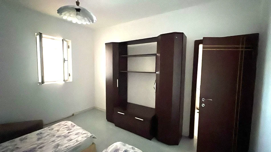 Jepet me qera apartament 2+1, Kati 3 i nje shtepie private me tarrace, 450 €