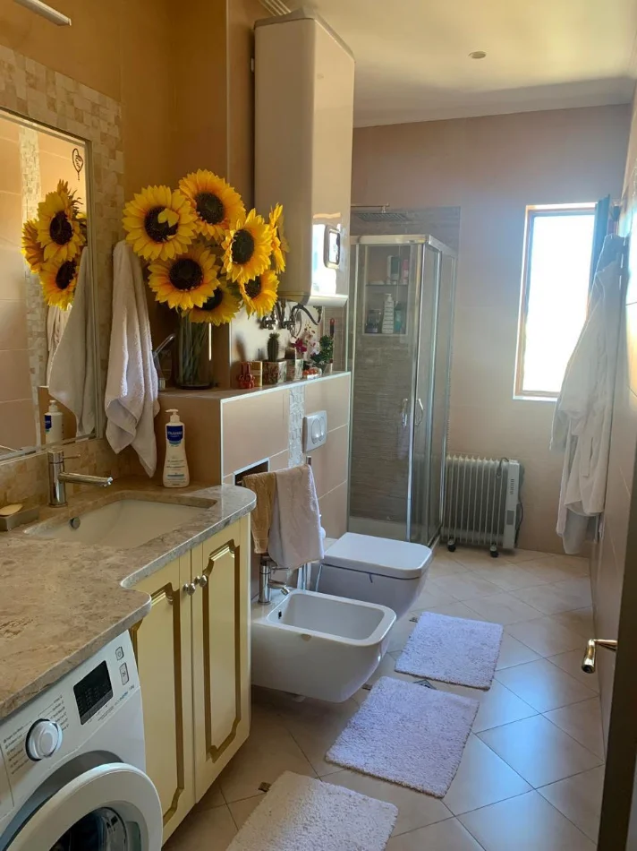 Tirane, jepet me qera apartament 1+1 Kati 9, 76 m² 700 € (KOMUNA E PARISIT)