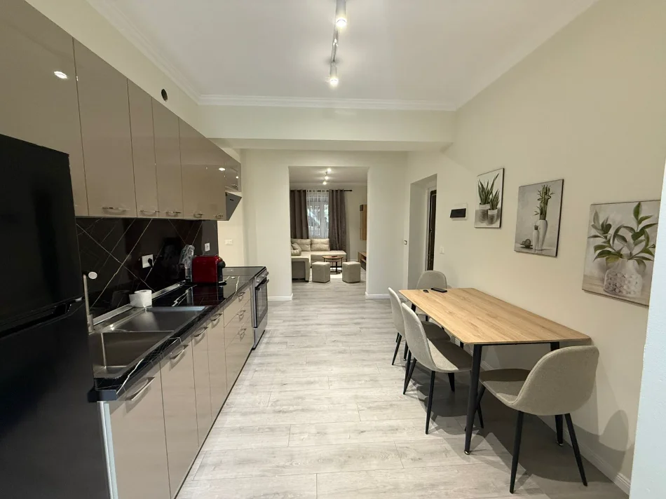Tirane, jepet me qera apartament 2+1 Kati 1, 80 m² 850 € (BLLOK)