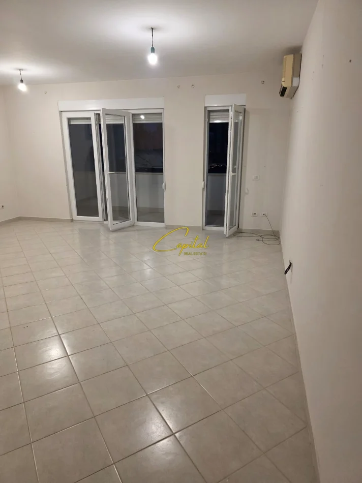 Tirane, jepet me qera ambjent biznesi Kati 1, 105 m² 650 € (21 DHJETORI)