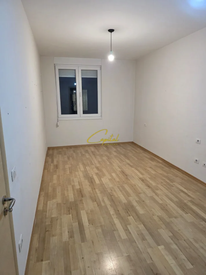 Tirane, jepet me qera ambjent biznesi Kati 1, 105 m² 650 € (21 DHJETORI)