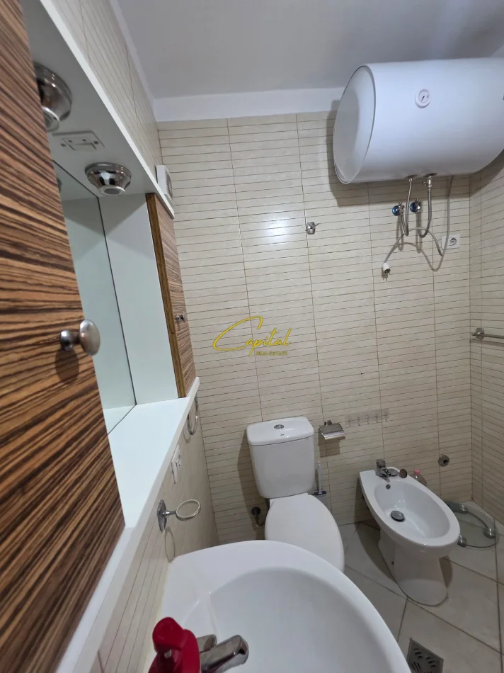 Tirane, jepet me qera ambjent biznesi Kati 1, 105 m² 650 € (21 DHJETORI)
