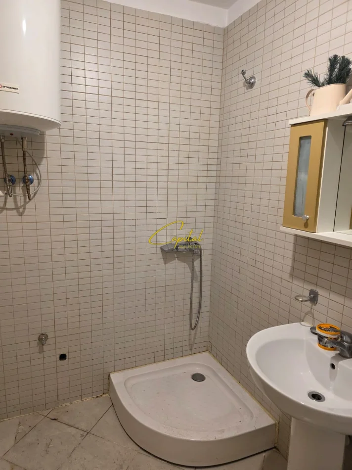 Tirane, jepet me qera ambjent biznesi Kati 1, 105 m² 650 € (21 DHJETORI)