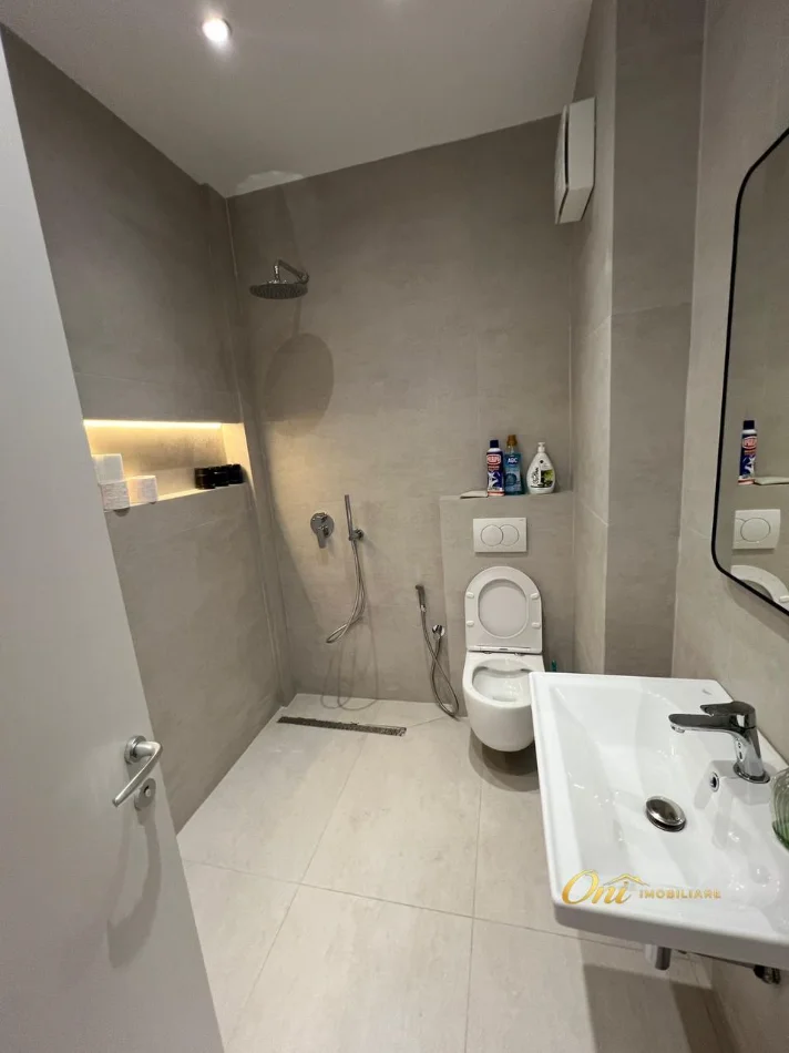 Tirane, jepet me qera zyre Kati 1, 135 m² 1.350 € (PAZARI I RI)