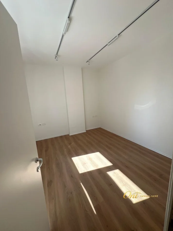 Tirane, jepet me qera zyre Kati 1, 135 m² 1.350 € (PAZARI I RI)